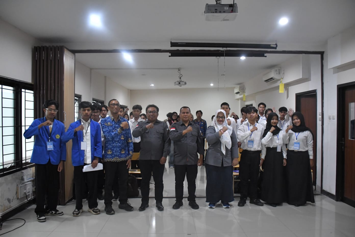 Bawaslu Kota Magelang dan mahasiswa STMIK Bina Patria melakukan sosialisasi mengenai pemilu