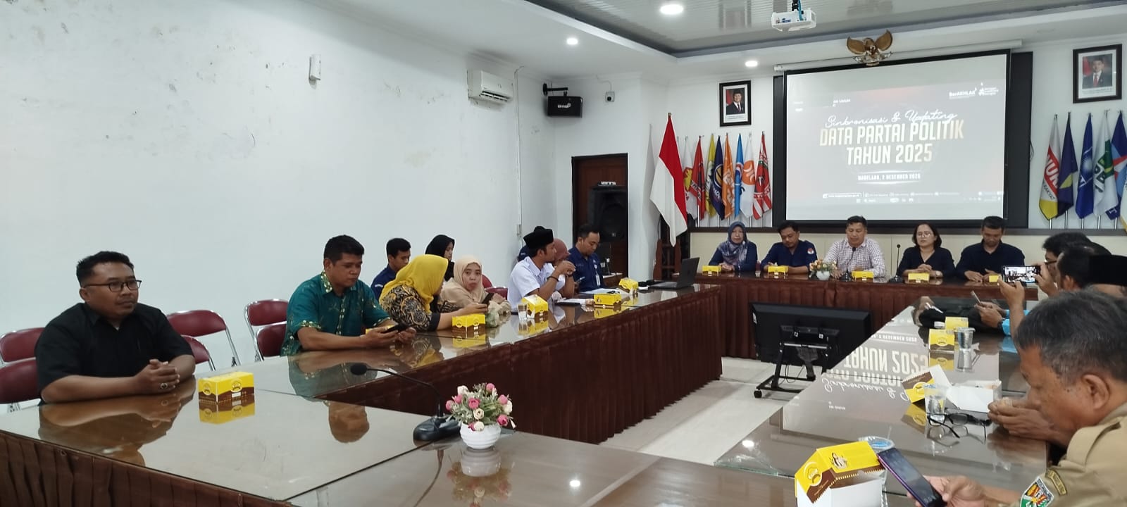 Bawaslu Kota Magelang mendampingi KPU dengan mengawasi Rapat Pemutakhiran dan Sinkronisasi Partai Politik Peserta Pemilu/Pilkada 2025