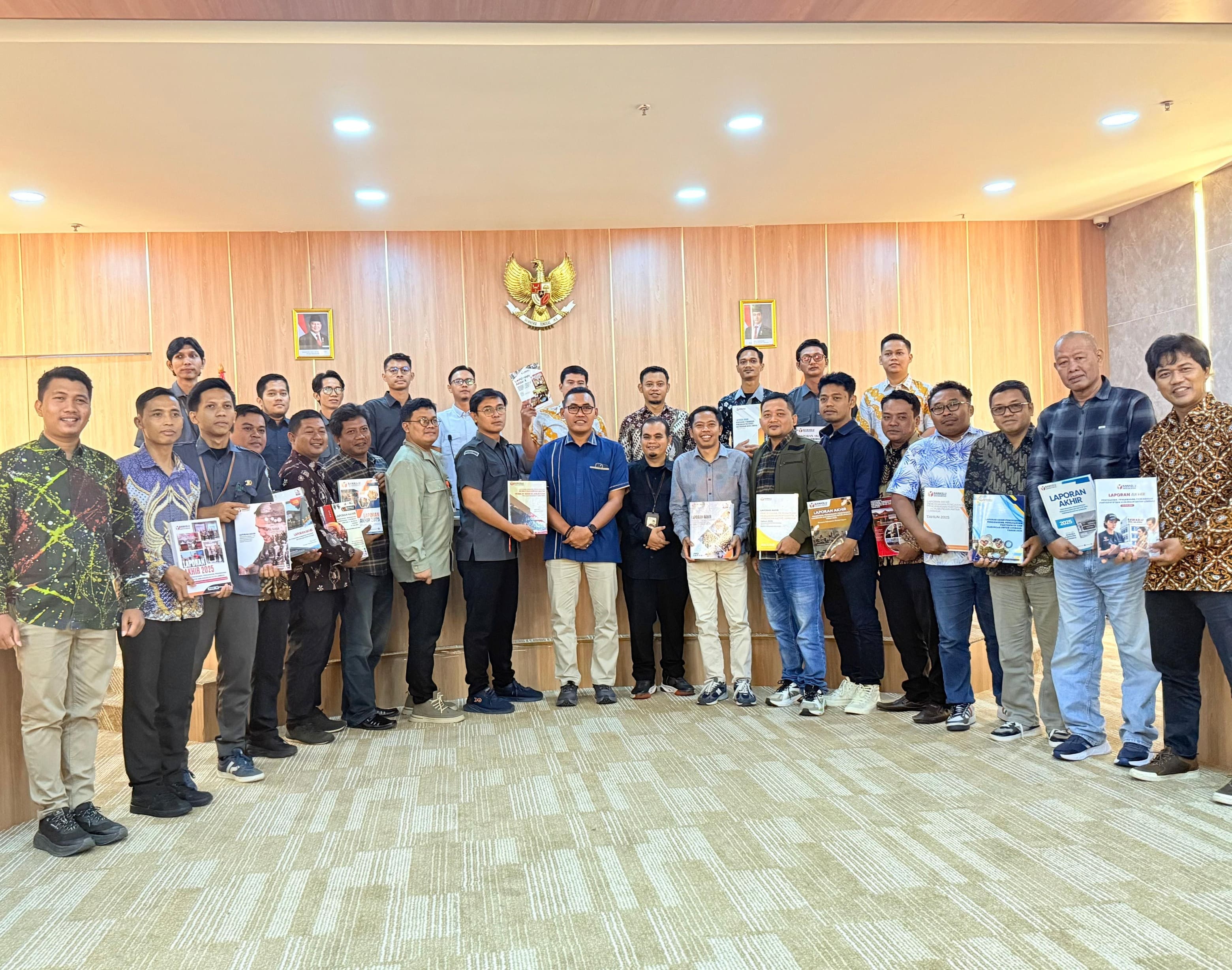 Bawaslu Kota Magelang menyerahkan Laporan Akhir 2025 kepada Bawaslu Provinsi Jawa Tengah