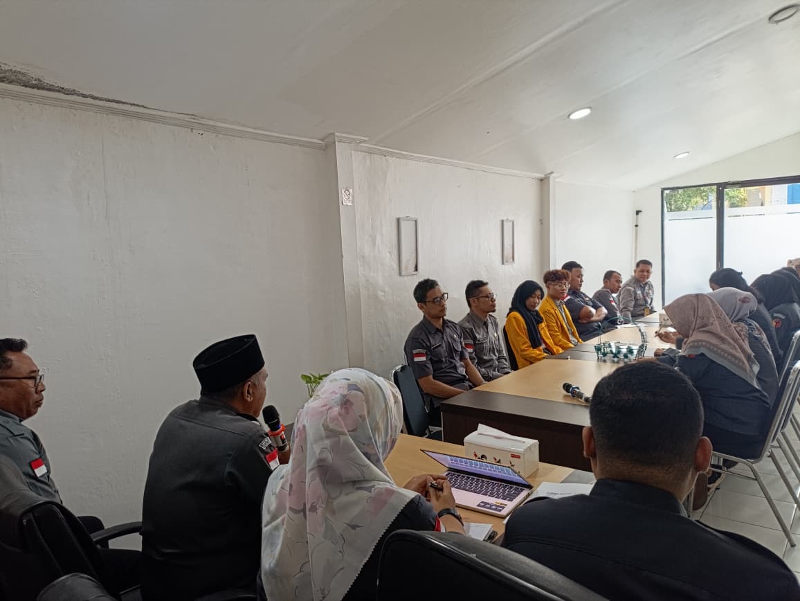 Rapat Rutin Bawaslu Kota Magelang Yang Dihadiri Komisioner, Korsek, dan para Staff