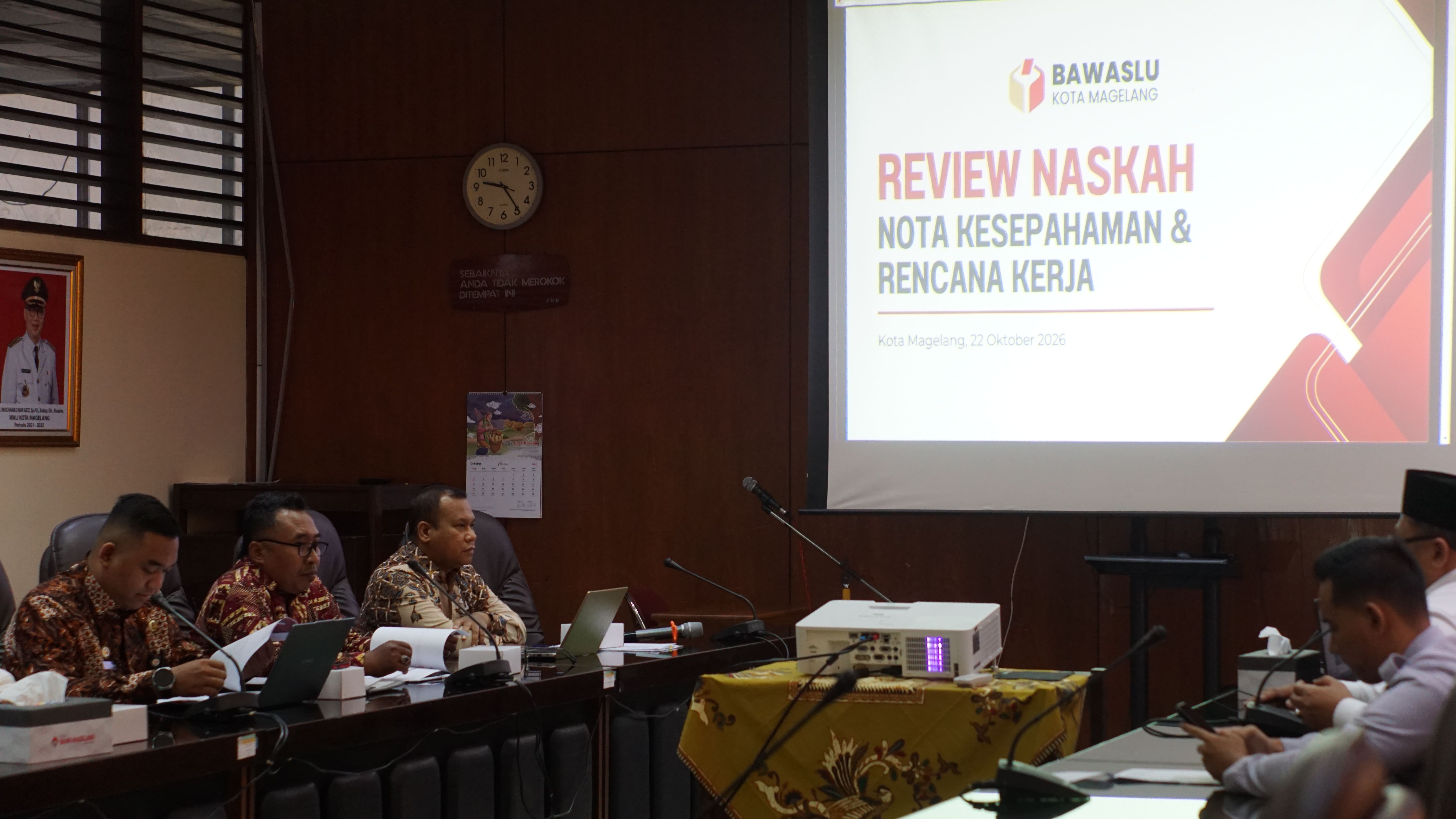 Bawaslu Kota Magelang Menggelar Rapat Koordinasi Pembahasan Kerja Sama dengan Pemerintah Kota (Pemkot) Magelang di Ruang Sidang Lantai II Sekretariat Daerah (Setda) Kota Magelang