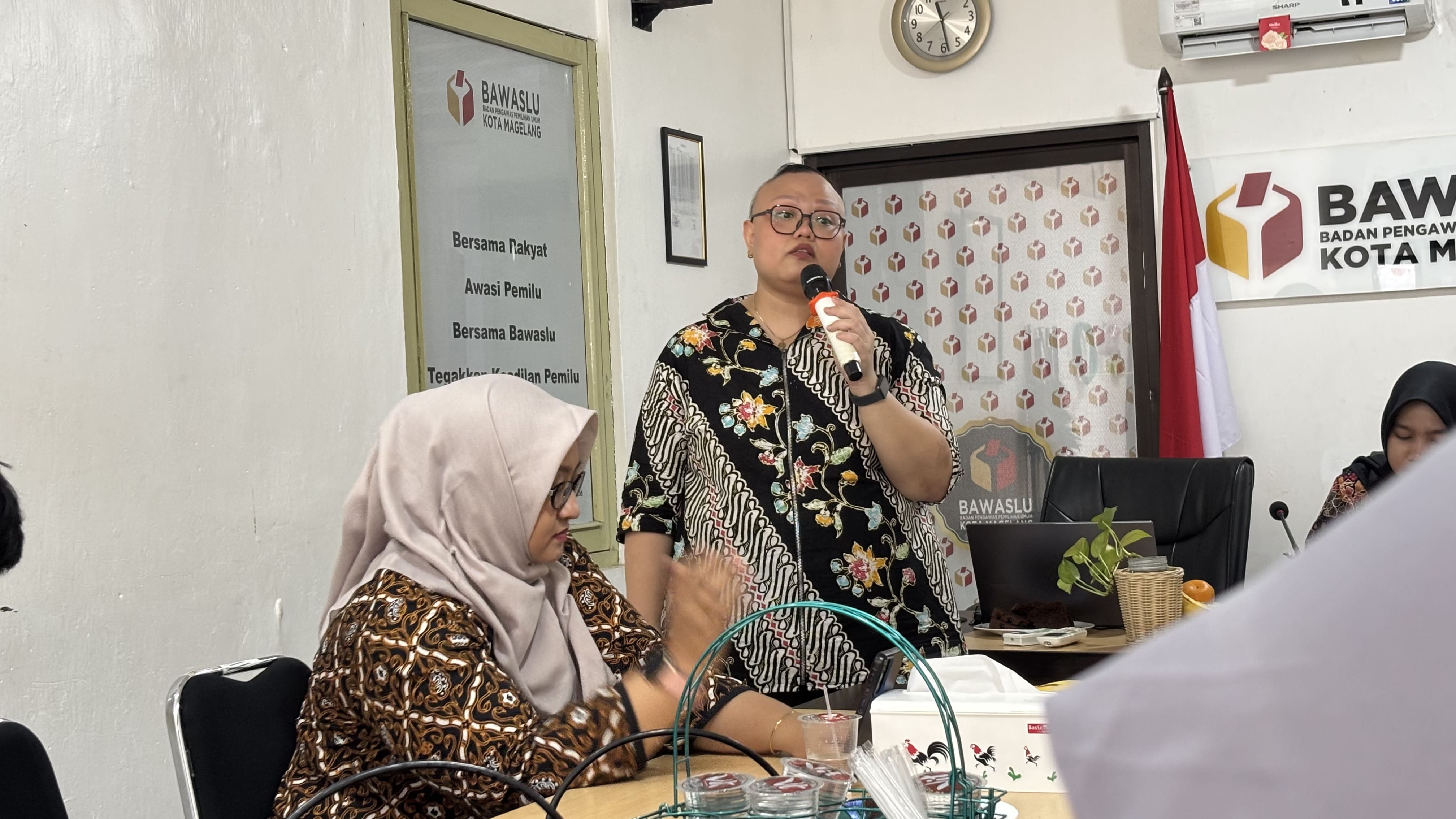 Bawaslu Kota Magelang Mengadakan Rapat Dalam Kantor (RDK) dengan tema "Menjaga Kesehatan Psikologis & Mengelola Stres di Lingkungan Kerja" menghadirkan narasumber Angelica Pradita Adelide Lakaseru, M.Psi., Psikolog