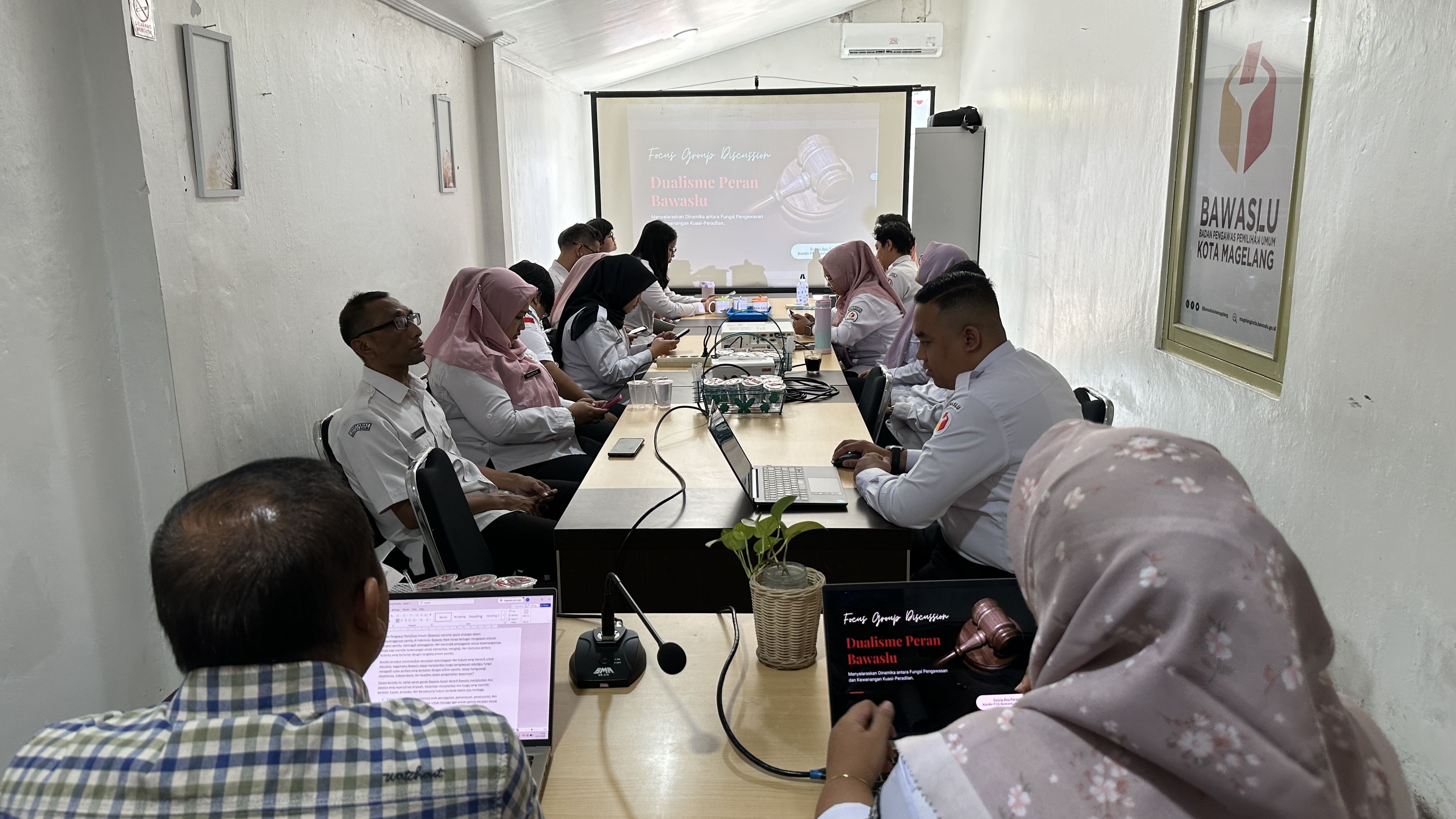 Bawaslu Kota Magelang Menggelar Diskusi Tematik (Focus Group Discussion/FGD) dengan tema "Dualisme Peran Bawaslu: Menyelaraskan Dinamika antara Fungsi Pengawasan dan Kewenangan Kuasi-Peradilan"