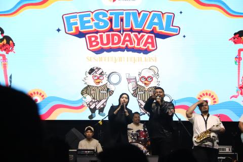 Woro Widowati berssama Fanada dalam acara Festival Budaya Sesarengan Ngawasi Bawaslu Kota Magelang