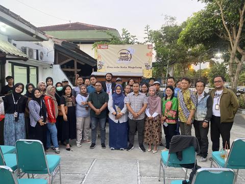 Foto bersama pada acara Ngobrol Asik Seputar Pemilu di Kantor Bawaslu Kota Magelang, Jumat (6/09/2024). 