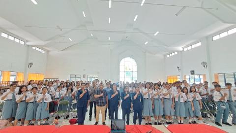 Ketua Bawaslu foto bersama siswa-siswi SMK X Pius