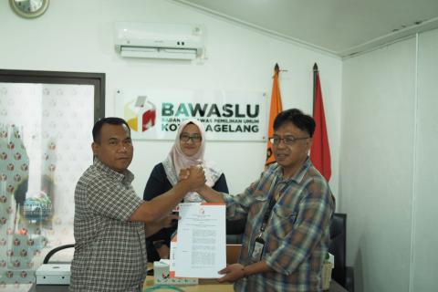 Penyerahan Mandat dalam kegiatan Rapat Koordinasi Penyelesaian Sengketa Antar Peserta Pilkada yang dihadiri oleh Panwaslu Kecamatan se- Kota Magelang beserta staf di Ruang Rapat Sekretariat Bawaslu Kota Magelang, Jum’at (27/09/2024).