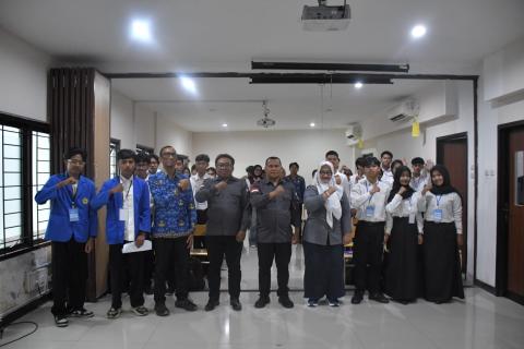 Bawaslu Kota Magelang dan mahasiswa STMIK Bina Patria melakukan sosialisasi mengenai pemilu