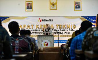 Anggota Bawaslu Lolly Suhenty dalam Rapat Kerja Teknis Pengawasan Pemilihan 2024 Bagi PKD se-Kabupaten Pangandaran, Rabu (24/7/2024).