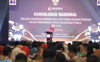 Ketua Bawaslu Rahmat Bagja memberikan arahan dalam Konsolidasi Nasional Evaluasi Dukungan Administrasi dan Teknis Kesekretariatan dalam Pengawasan Penyelenggaraan Pemilu 2024 di Batam, Rabu (24/7/2024)/foto: Publikasi dan Pemberitaan Bawaslu.
