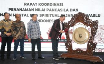 Anggota Bawaslu Herwyn JH Malonda memukul gong sebagai tanda dibukanya kegiatan Rapat Koordinasi Penanaman Nilai Pancasila dan Pembinaan Mental dan Spiritual Jajaran Bawaslu se-Indonesia, di Jakarta, Jumat (12/7/2024) malam/foto: Publikasi dan Pemberitaan Bawaslu