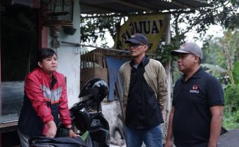 Ketua Bawaslu Kota Magelang berbincang dengan masyarakat Wates didampingi oleh Panwaslucam Magelang Utara, Kamis (18/07/2024).