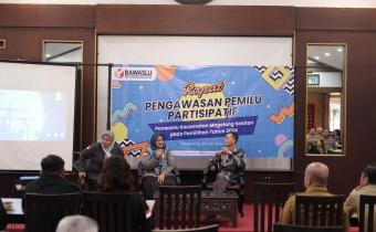 bu Sylvia Ayu Paramita, S.IP menyampaikan materi dalam acara Rapat Pengawasan Pemilu Partisipatif Panwaslu Kecamatan Magelang Selatan Pada Pilkada 2024 di New Kebon Tebu, Senin (22/07/2024) .