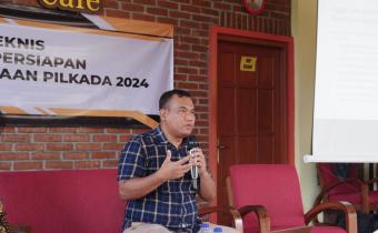 Ketua Bawaslu Kota Magelang Maludin Taufiq saat menjadi narasumber di acara apat Kerja Teknis Pengawasan Persiapan Penyelenggaraan Pilkada 2024 oleh Panwaslu Kecamatan Magelang Utara di Dacozta Cafe, Magelang, Rabu (10/7/2024)