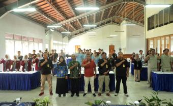 Ketua Bawaslu Kota Magelang Maludin Taufiq Berfoto Bersama Dengan Peserta Rapat Partisipatif di Borobudur Golf, Rabu (17/07/2024)