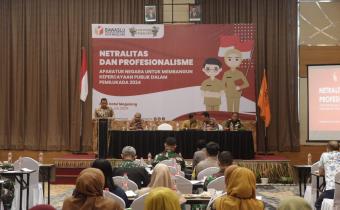 Ketua Bawaslu Kota Magelang Memberi Sambutan Serta Membuka Acara Sosialisasi Netralitas dan Profesionalisme Aparatur Negara untuk Membangun Kepercayaan Publik dalam Pemilukada 2024 di Hotel Atria, Kamis (25/0/2024)
