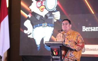 Ketua saat berinteraksi dengan peserta Konsolnas Evaluasi Dukungan Administrasi dan Teknis Kesekretariatan dalam Pengawasan Penyelenggaraan Pemilu Tahun 2024 Gelombang II pada Selasa (13/8/2024).