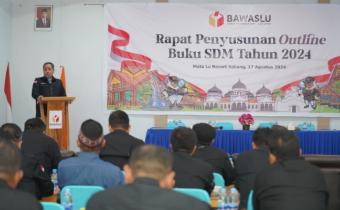 Anggota Bawaslu Herwyn JH Malonda memberikan arahan dalam Rapat Penyusunan Outline Buku 2024 di Sabang, Sabtu (17/8/2024)/foto: Publikasi dan Pemberitaan Bawaslu.