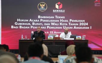 Anggota Bawaslu Totok Hariyono (kiri) saat menjadi narasumber Bimbingan Teknis Hukum Acara Perselisihan Hasil Pemilihan Gubernur, Bupati dan Wali Kota Tahun 2024 bagi Bawaslu Angkatan I, di Cisarua Kabupaten Bogor, Senin, (20/8/2024)/foto: Publikasi dan Pemberitaan Bawaslu.