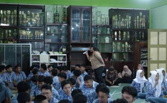 Saritriana, Ketua Panwaslucam Magelang Utara berinteraksi dengan siswa-siswi SMA Muhammadiyah 1 Kota Magelang dalam acara Bawaslu Goes to School, Jum'at (26/07/2024).