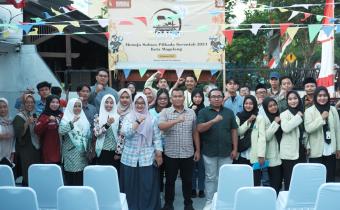 Ketua Bawaslu Kota Magelang Maludin Taufiq berfoto bersama dengan tamu undangan acara pengawasan partisipatif dengan tajuk Ngasep (Ngobrol Asik Seputar Pemilu), Jum'at (16/08/2024).