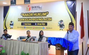 Anggota Bawaslu Totok Hariyono saat menutup acara Rakor Hukum di Banda Aceh, Selasa (30/7/2024) malam
