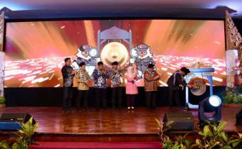 Ketua Bawaslu Rahmat Bagja bersama Anggota Bawaslu Herwyn JH Malonda dalam Rapat Koordinasi Penguatan Organisasi Bawaslu Melalui Penyelenggaraan SPIP Terintegrasi tahun 2024 Gel I, Selasa (30/7/2024) malam.