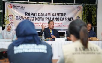 Anggota Bawaslu Herwyn JH Malonda dalam pertemuan dengan Panwascam Se-Palangka Raya di Palangka Raya, Kalimantan Tengah, Jumat malam (2/8/2024).