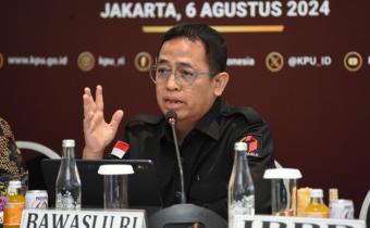 Anggota Bawaslu Puadi dalam Focus Group Discussion Pedoman Teknis Penyusunan Dokumen Hukum Penyelesaian Pelanggaran Asministrasi dan Sengketa dalam Pemilihan Serentak Tahun 2024 yang digelar KPU di Jakarta, Selasa (6/8/2024).
