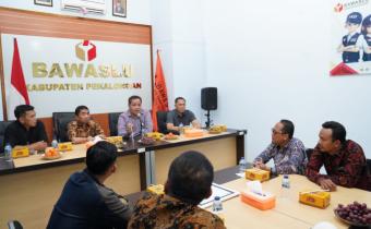 Anggota Bawaslu Herwyn JH Malonda didampingi Kepala Biro SDM dan Umum, Hengky Pramono dan Kepala Biro Keuangan dan Barang Milik Negara (BMN), Pekerti Luhur, memberikan arahan kepada jajaran panwascam di Kabupaten Pekalongan, Kamis, (15/8/2024).