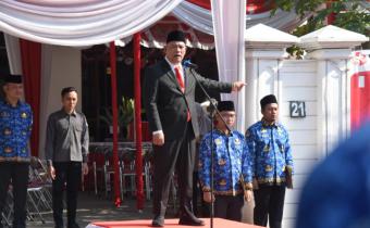 Anggota Bawaslu Totok Hariyono saat memberi amanat dalam Upacara Peringatan Kemerdekaan Republik Indonesia ke-79 di Kantor Bawaslu Provisi Jawa Timur, Sabtu (17/8/2014).