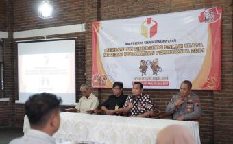 Ketua Bawaslu Kota Magelang ketika memberikan sambutan dalam acara Panwaslucam Magelang dengan tema Rapat Kerja Teknis Pengawasan Mebangun Sinergitas Dalam Upaya Mitigasi Kerawanan Pemilihan 2024, Selasa (23/07/2024)