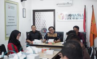 Bapak Abdul Qohir Zakaria saat memaparkan materi dalam rapat koordinasi Sentra Gakkumdu, Selasa (23/07/2024)