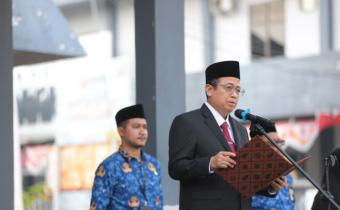 Anggota Bawaslu Puadi saat menjadi inspektur upacara peringatan Hari Ulang Taun Ke-79 Kemerdekaan Republik Indonesia di Pekanbaru