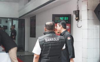 Ketua Bawaslu Magelang memantau persiapan pendaftaran bakal calon Wali Kota Magelang Tahun 2024 di Sekretariat KPU Kota Magelang, Selasa (27/08/2024).