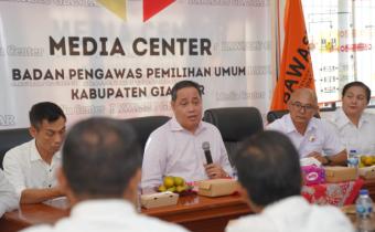 Anggota Bawaslu Herwyn JH Malonda saat memberikan arahan kepada Panwascam di Kabupaten Gianyar- Bali, Rabu (31/7/2024).