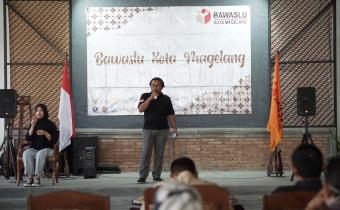 Anggota Bawaslu Kota Magelang Abdul Qohir Zakaria menyampaikan materi dalam acara Fasilitasi Penguatan Pemahaman Kepemiluan dengan tema Membangun Semangat Partisipasi Pengawasan Pada Pemilihan Serentak Tahun 2024 di Kota Magelang, Selasa (03/09/2024)