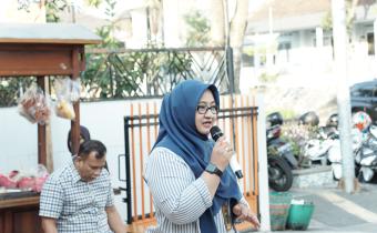 Anggota Bawaslu Kota Magelang Sylvia Ayu Paramita memaparkan materj penanganan pelanggaran pada acara Ngobrol Asik Seputar Pemilu di Kantor Bawaslu Kota Magelang, Jumat (6/09/2024). 