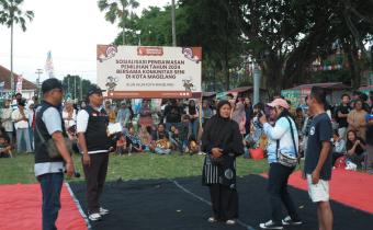 Panwascam berinteraksi dengan pantisipan dalam kegiatan sosialisasi partisipatif bersama kelompok seni di Kota Magelang