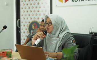 Anggota Bawaslu Kota Magelang Sylvia Ayu ketika membedah Regulasi PKPU No. 13 bersama Panwascam di Kantor Sekretariat Bawaslu Kota Magelang, Senin (22/09/2024).