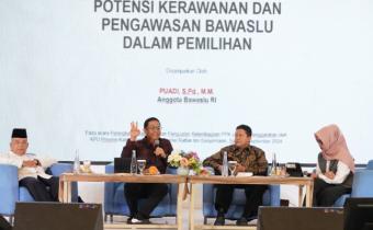 Anggota Bawaslu Puadi saat menjadi narasumber pada kegiatan Rapat Koordinasi Pembinaan dan Penguatan Kapasitas Badan ad hoc, di Kota Banjarmasin, Kalimantan Selatan, Jumat (7/9/2024).