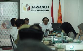 Anggota Bawaslu Kota Magelang Abdul Qohir Zakaria memberikan arahan dalam acara Rapat Evaluasi Pelaksanaan Pengawasan Pemilu Partisipatif, Rabu (4/09/2024). 
