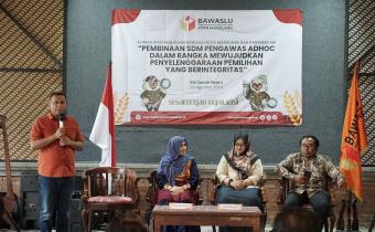 Kamis (29/08/2024) Ketua Bawaslu Kota Magelang Maludin Taufiq memberikan sambutan dalam acara Konsolidasi Kebijakan bersama Panwascam dan PKD di RM Omah Mami.