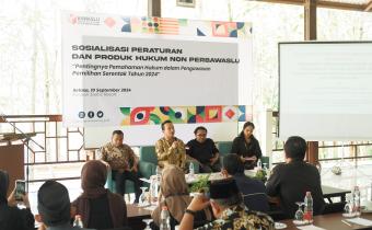 Dr. Naya Amin Zaini, S.H., M.H. Menyampaikan materi dalam kegiatan Sosialisasi Peraturan dan Produk Hukum Non Perbawaslu di Kasuari Exotic Resort, Selasa (10/09/2024).