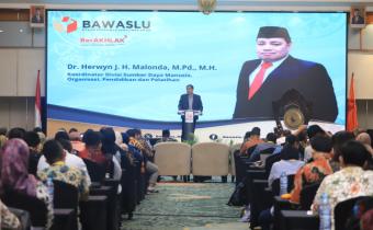 Anggota Bawaslu Herwyn JH Malonda dalam Rapat Integrasi Serta Validasi Data Pengawas Pemilu Ad Hoc Pada Pemilu Serentak Tahun 2024 Gelombang I di Jakarta, Rabu (21/8/2024).