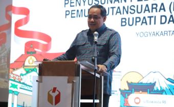Anggota Bawaslu Herwyn JH Malonda berikan arahan dalam Rakor Penyusunan Pedoman Pembentukan PTPS dalam Pemilihan Gubernur, Bupati dan Walikota Tahun 2024 di Yogyakarta, Sabtu malam (31/8/2024). Foto: Publikasi dan Pemberitaan Bawaslu RI