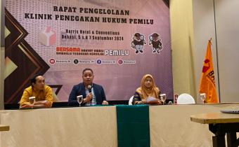 Anggota Bawaslu Herwyn JH Melinda saat membuka Rapat Pengelolaan Klinik Penegakan Hukum Pemilu yang berlangsung di Bekasi, Kamis (5/9/2024)