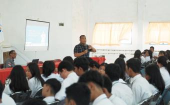 Ketua Bawaslu Kota Magelang mensosialisasikan terkait pendidikan politik serta tugas dan fungsi Bawaslu kepada pemilih pemula di SMK X Pius, Senin (02/09/2024).