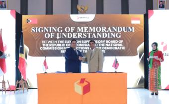 Ketua Bawaslu Rahmat Bagja (kiri) berjabattangan dengan Presiden CNE Republik Demokratik Timor-Leste Jose Agostinho da Costa Belo Pererira (kanan) dalam acara Penandatanganan Kerja Sama dengan CNE Republik Demokratik Timor-Leste di Jakarta, Rabu (18/9/2024)/foto: Publikasi dan Pemberitaan Bawaslu.