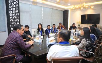 Anggota Bawaslu Herwyn JH Malonda (depan kiri) berbincang dengan GMKI di Kantor Bawaslu, Jakarta, Selasa (8/10/2024)/foto: Publikasi dan Pemberitaan Bawaslu.